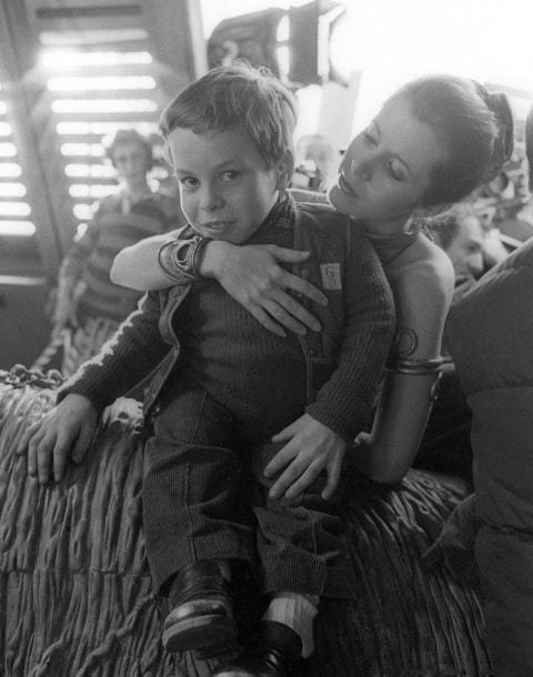 mt_ignore:Warwick-Davis-and-Carrie-Fisher